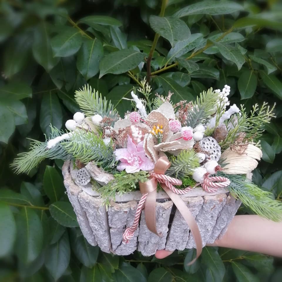 Dekoračný kôš s ihličím