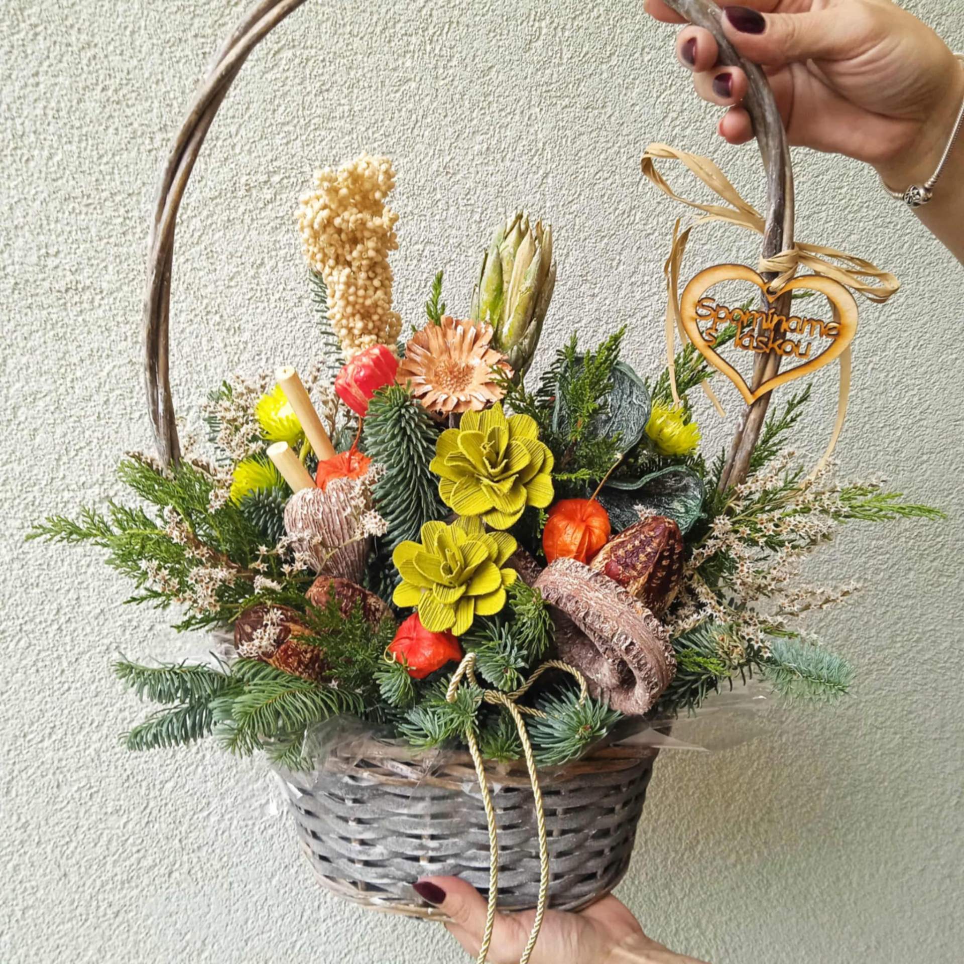 Košík s jesennými dekoráciami